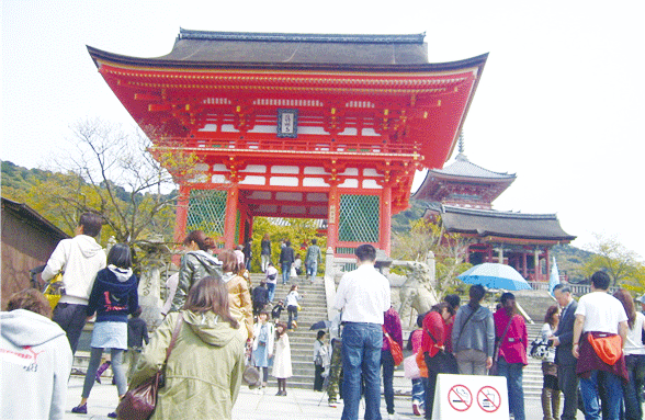 ▲교토(京都)에서 가장 인기있는 명소인 청수사(淸水寺)는 780년에 나라에서 건너온 승려 엔칭이 세운 것이다. 절벽에서 10m가량 퉈어 나온 본당의 마루는 172개의 나무기둥이 떠 바치고 있는데 교토 시내가 한눈에 내려다보여 많은 일본인과 관광객이 찾는 명소다.